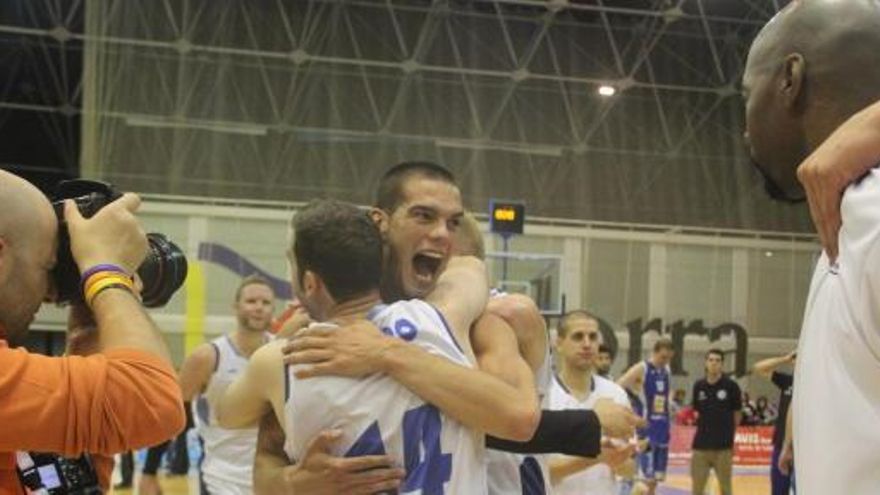 Jugadores del Lucentum celebrando la victoria ante el Andorra y la consecución del ascenso