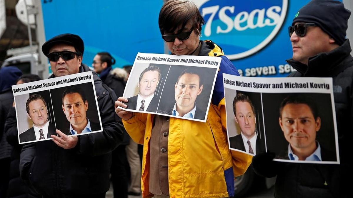 Concentración para pedir la libertad de Michael Spavor y Michael Kovrig (en los carteles), los dos canadienses detenidos en China acusados de espionaje.