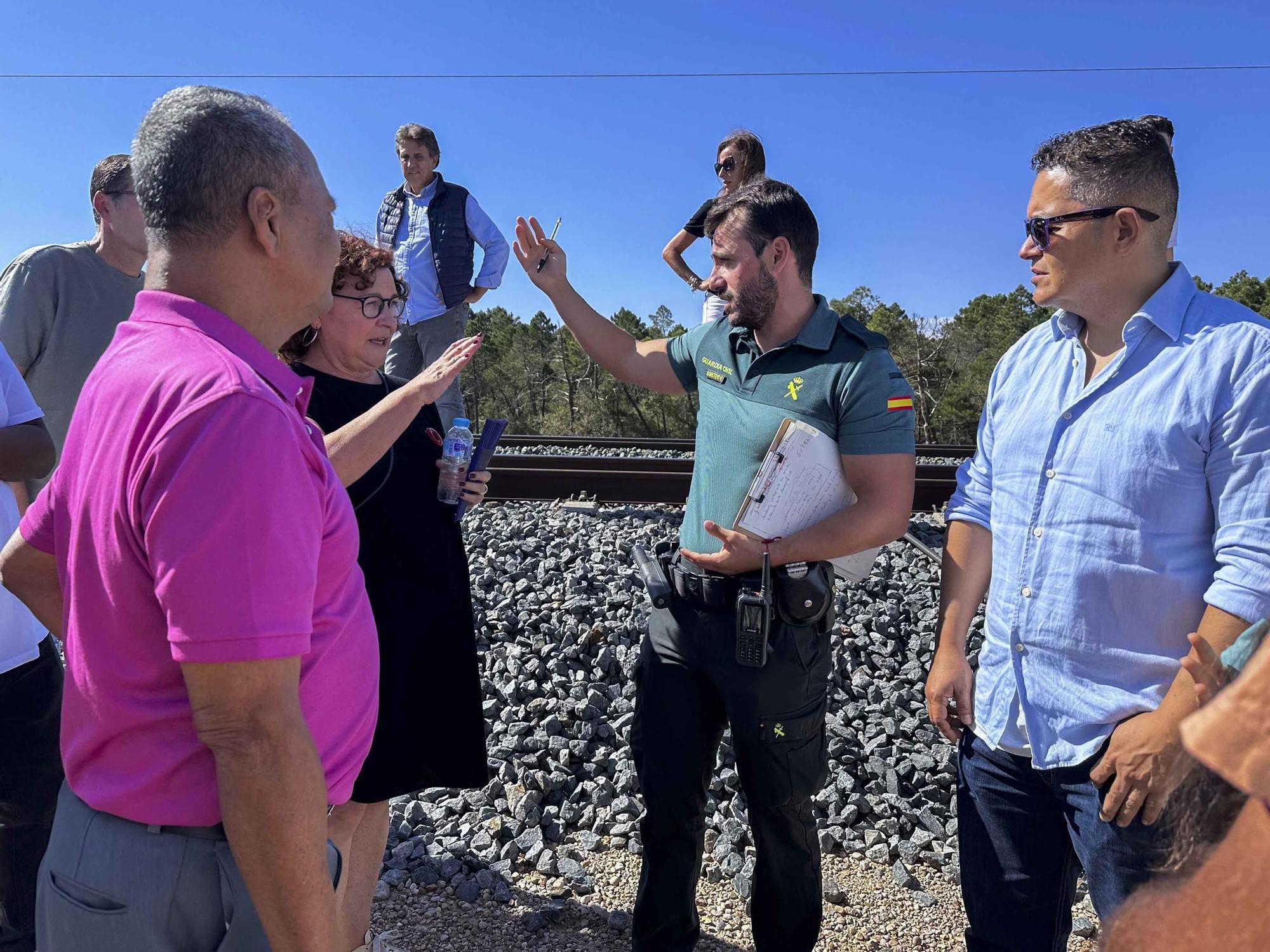 Pasajeros del AVE andando entre vías y sin soluciones en la estación de Alicante