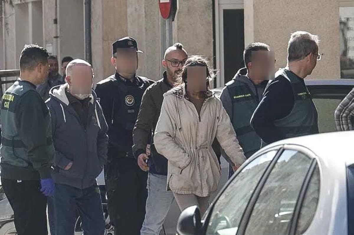 Momento de la entrega del presunto asesino, Alberto R. B., a las puertas de la finca donde mató de un tiro a su vecino.