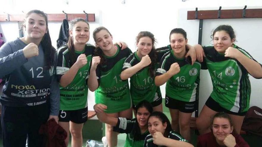 Arriba, las cadetes del Nova Xestión celebran su triunfo ante el Camariñas; a la izquierda, el plantel cadete masculino. // FdV