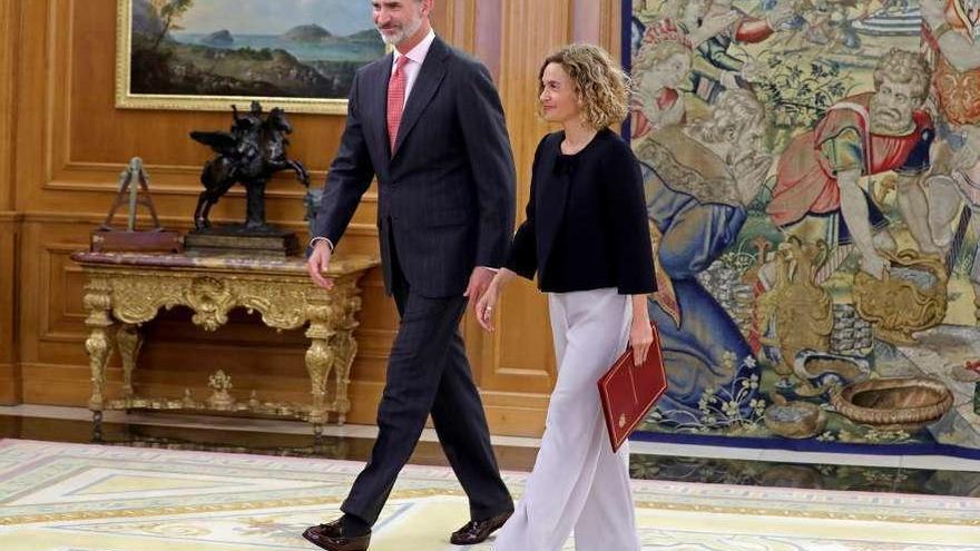 Felipe VI y Meritxell Batet, con la lista de representantes de los grupos políticos. // Efe