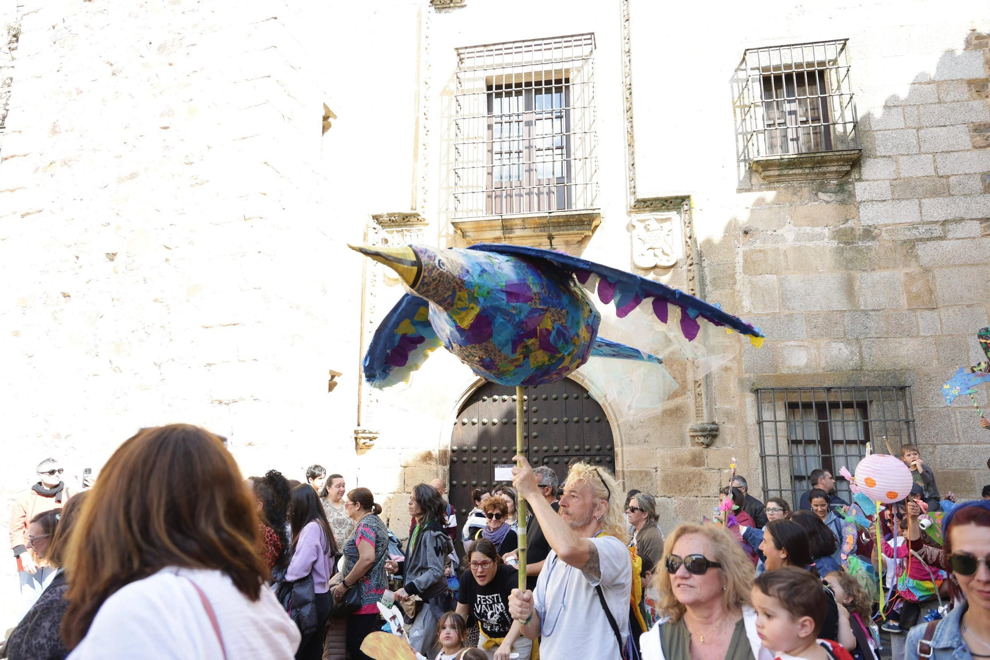 Las imágenes de este domingo de Womad en Cáceres: el pasacalles pone el broche final
