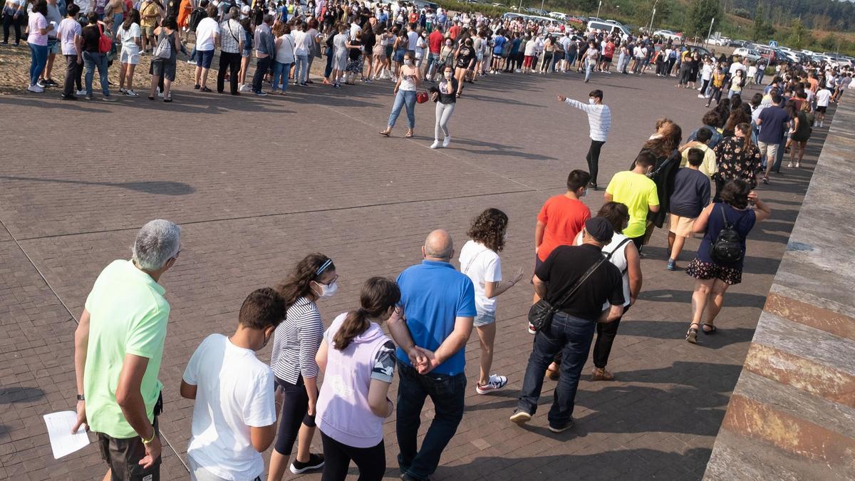 Un grupo de menores esperan ser vacunados.