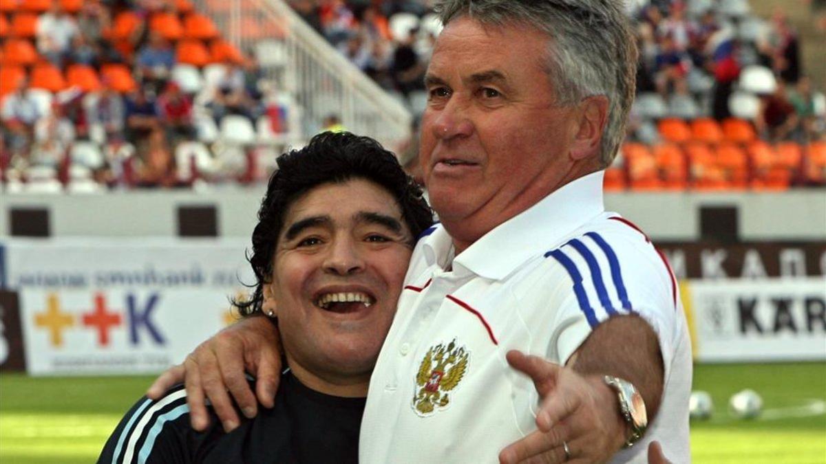 El holandés Guus Hiddink, seleccionador ruso, da un abrazo al seleccionador argentino Diego Maradona, antes de celebrarse el partido amistoso entre Rusia y Argentina,  12 de agosto de 2009