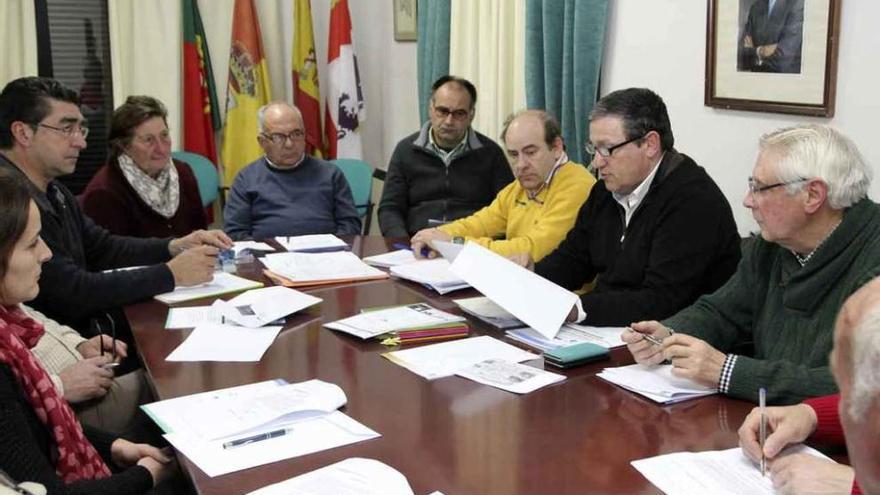 Directiva de la mancomunidad Tierras de Aliste en una reunión.