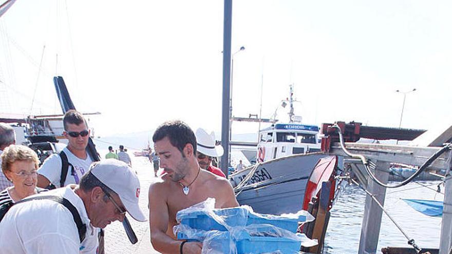 Pescadors tornant al port de Palamós després d&#039;una jornada de feina.