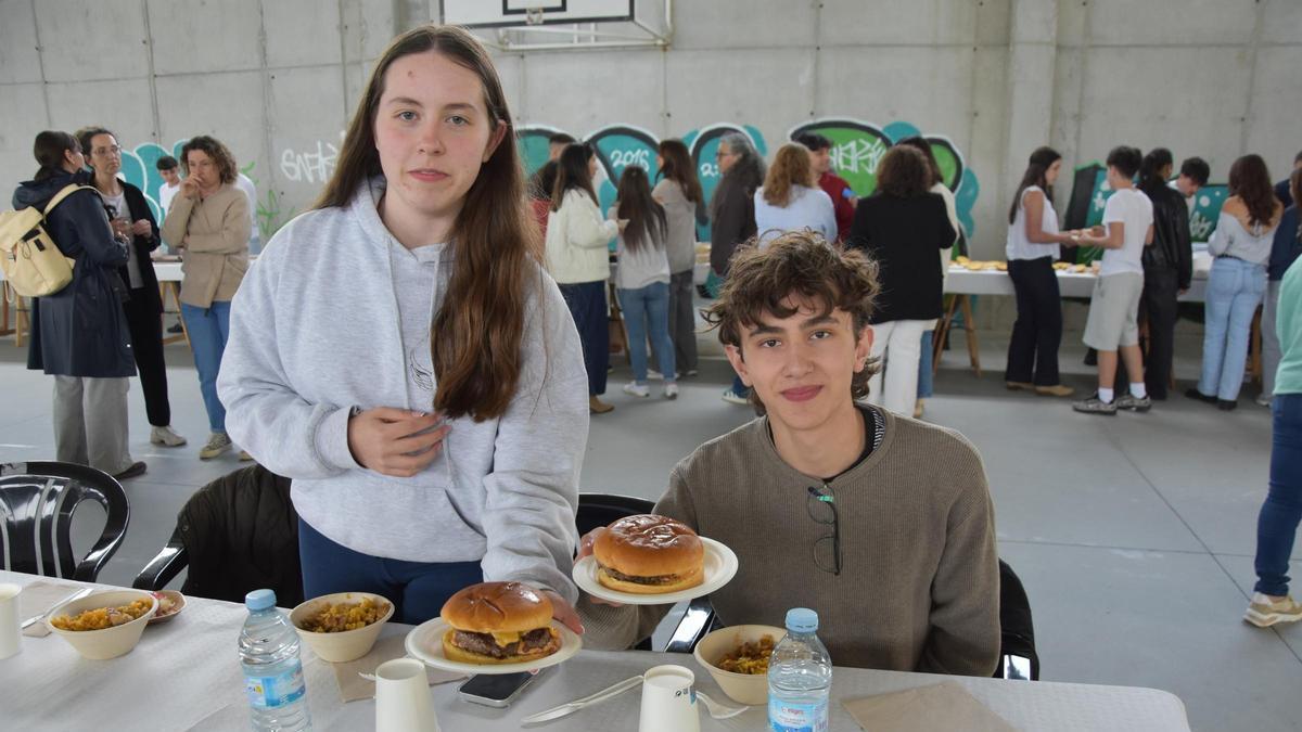 Dous alumnos do IES do Milladoiro no xantar solidario.