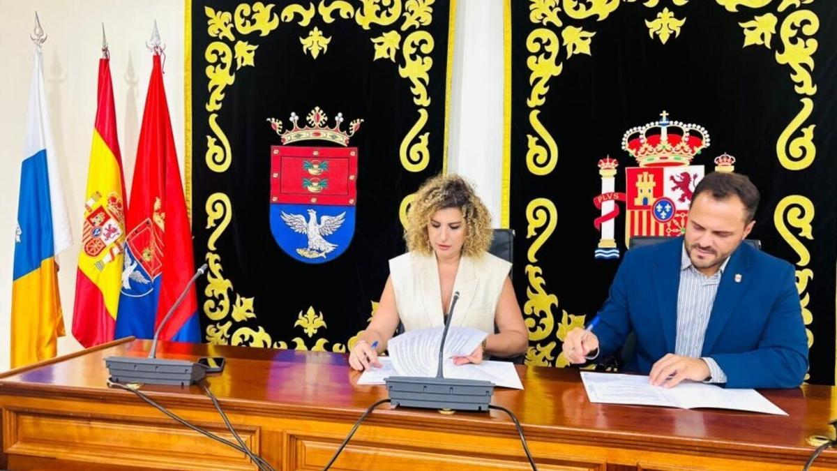 Eli Merino y Yonathan de León, en el salón de plenos del Ayuntamiento de Arrecife