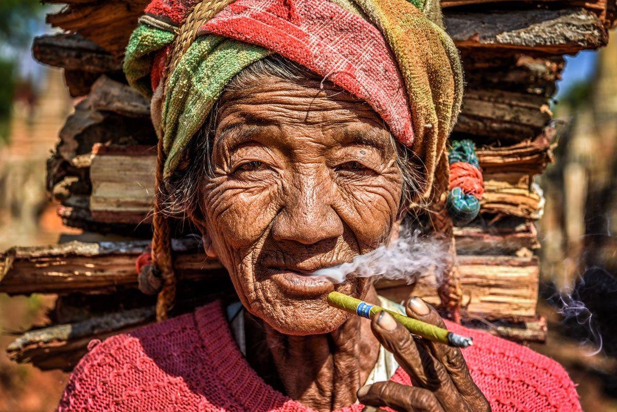 Mujer anciana fumando en Myanmar