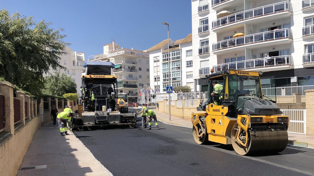 Trabajos de asfaltado en la calle Clot de Mingot de Altea.