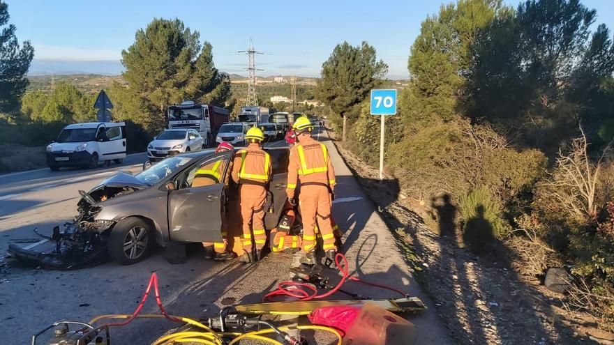 Dos heridos tras un choque frontal en Riba-roja