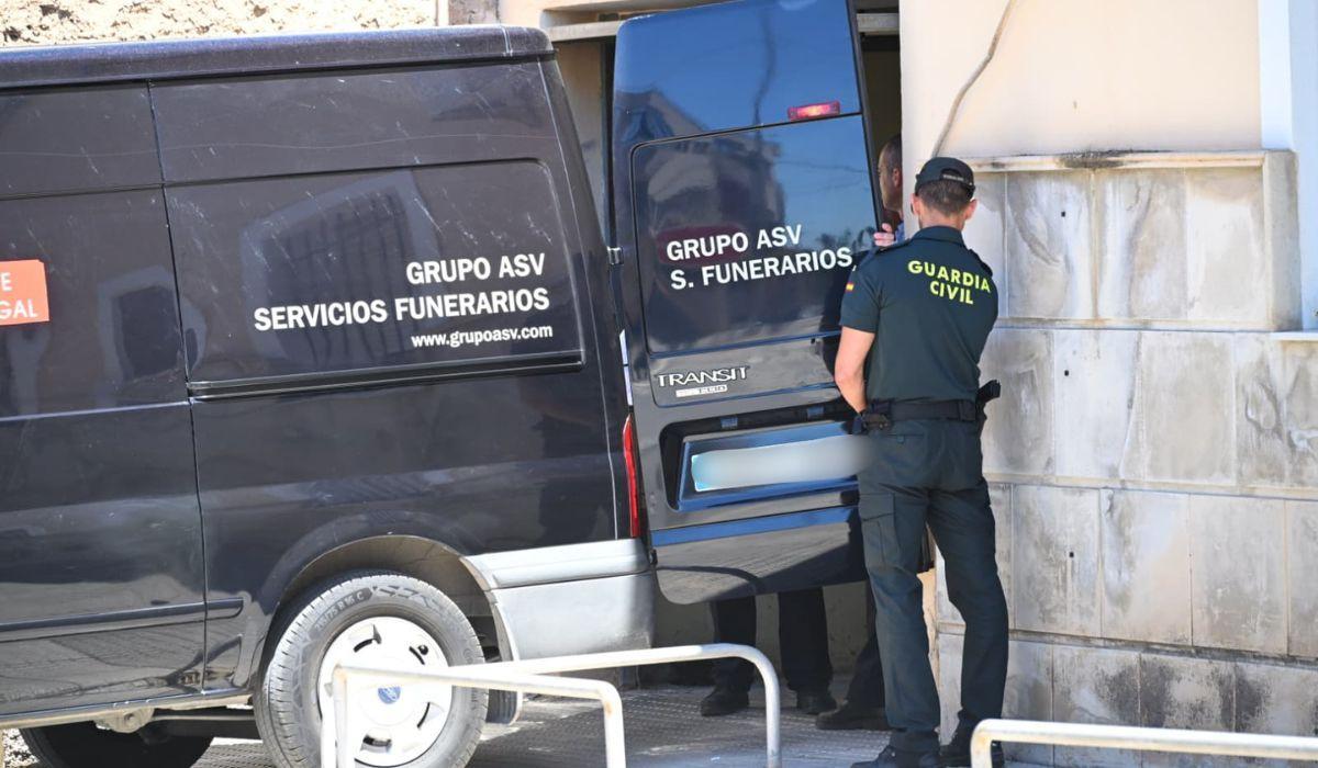 Investigación abierta en el cuartel de Dolores tras hallarse los cuerpos de un guardia civil, su mujer y su hijo