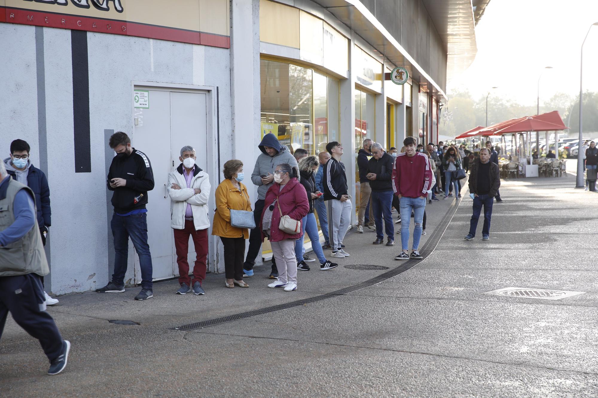 Colas en El Molinón para comprar las entradas para el partido ante el Lugo