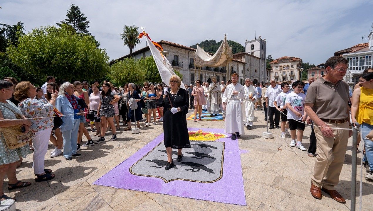 Pravia disfruta el Corpus y se llena de color con las alfombras ornamentales