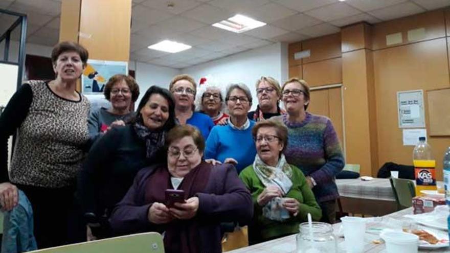 Socias de la Rosalía de Castro, tras un curso.