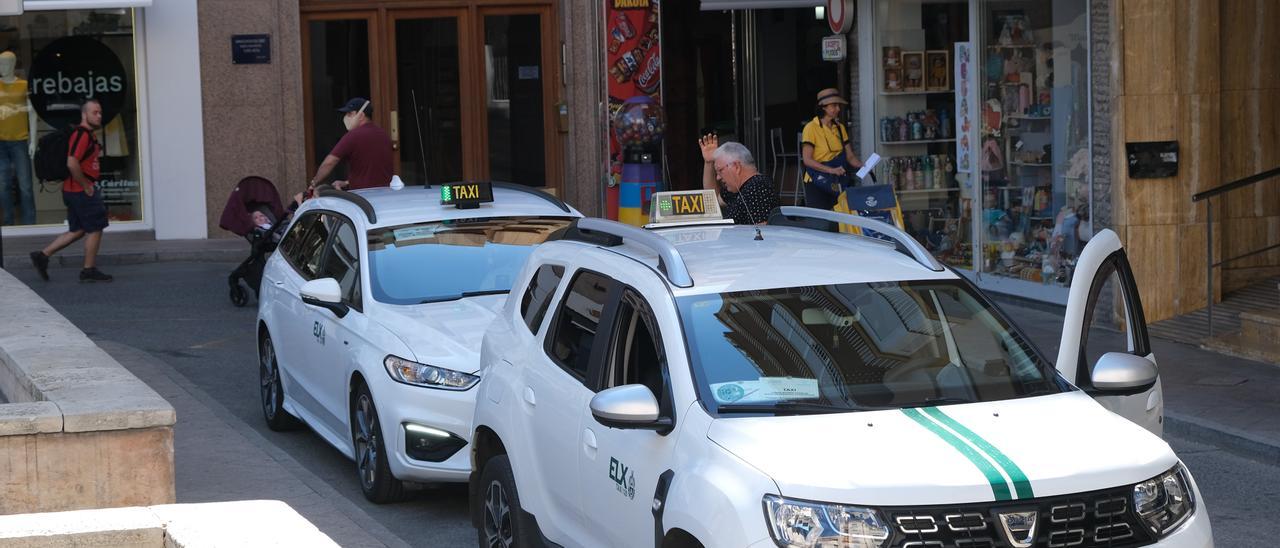 Parada de taxis en la plaza de la Merced, en imagen retrospectiva