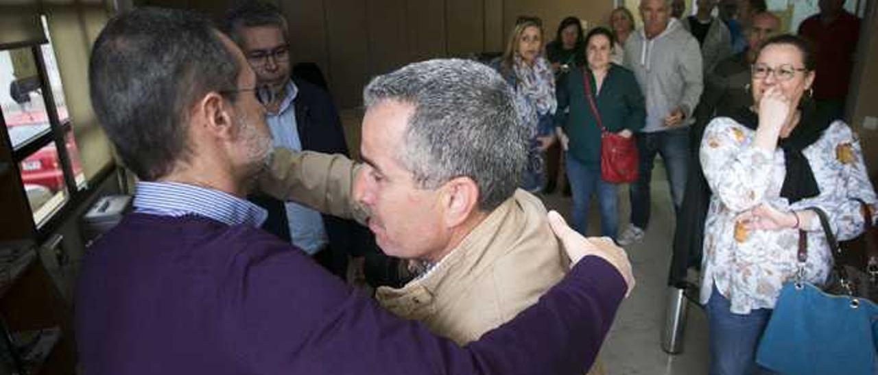 El abrazo de Marcial Morales y Mario Cabrera, muy emocionado tras anunciar su retirada.