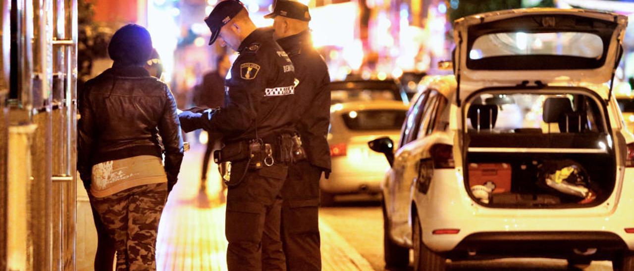 Un coche de policía patrulla una de las calles de la zona inglesa.