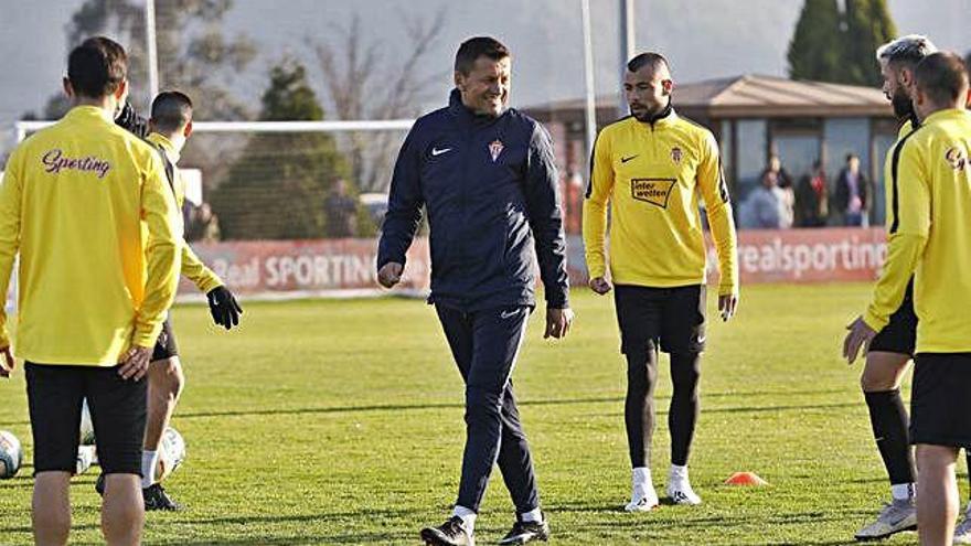 Miroslav Djukic, durante un entrenamiento con el Sporting en Mareo.