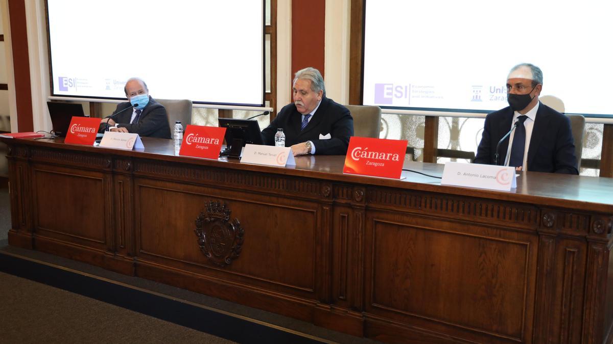 El catedrático de Análisis Económico Marcos Sanso, el presidente de la Fundación Basilio Paraíso de la Cámara, Manuel Teruel, y el director territorial de Ibercaja en Aragón, Antonio Lacoma, en la presentación del informe.