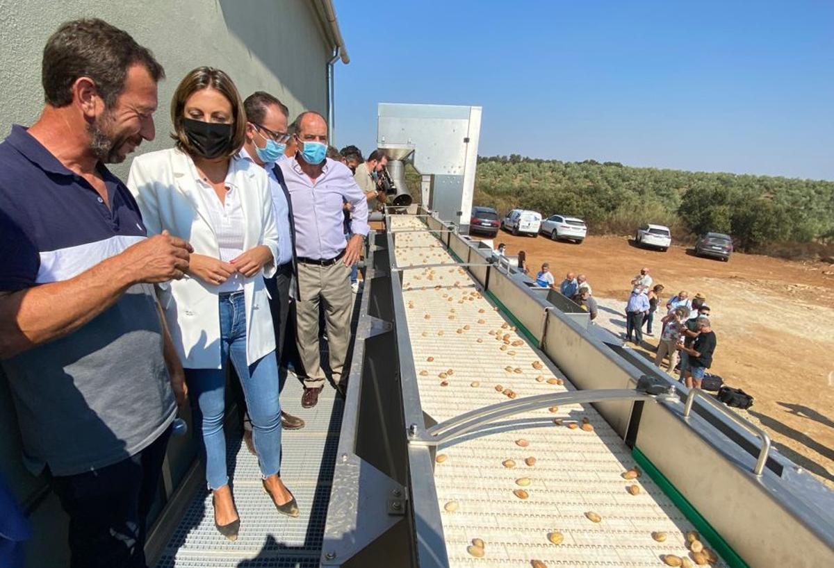 La alcaldesa de Ronda, María Paz Fernández, visita las instalaciones.