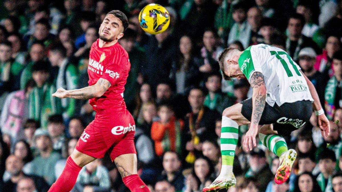 Tasende salta a por un balón aéreo con Iñigo Vicente en el partido ante el Racing.