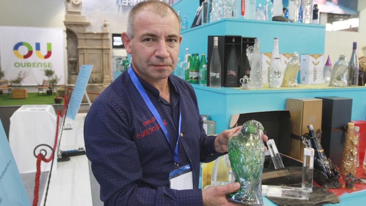 Carlos, de O Lar do Leitón, con una de sus botellas personalizadas para su restaurante. |   // I. O.