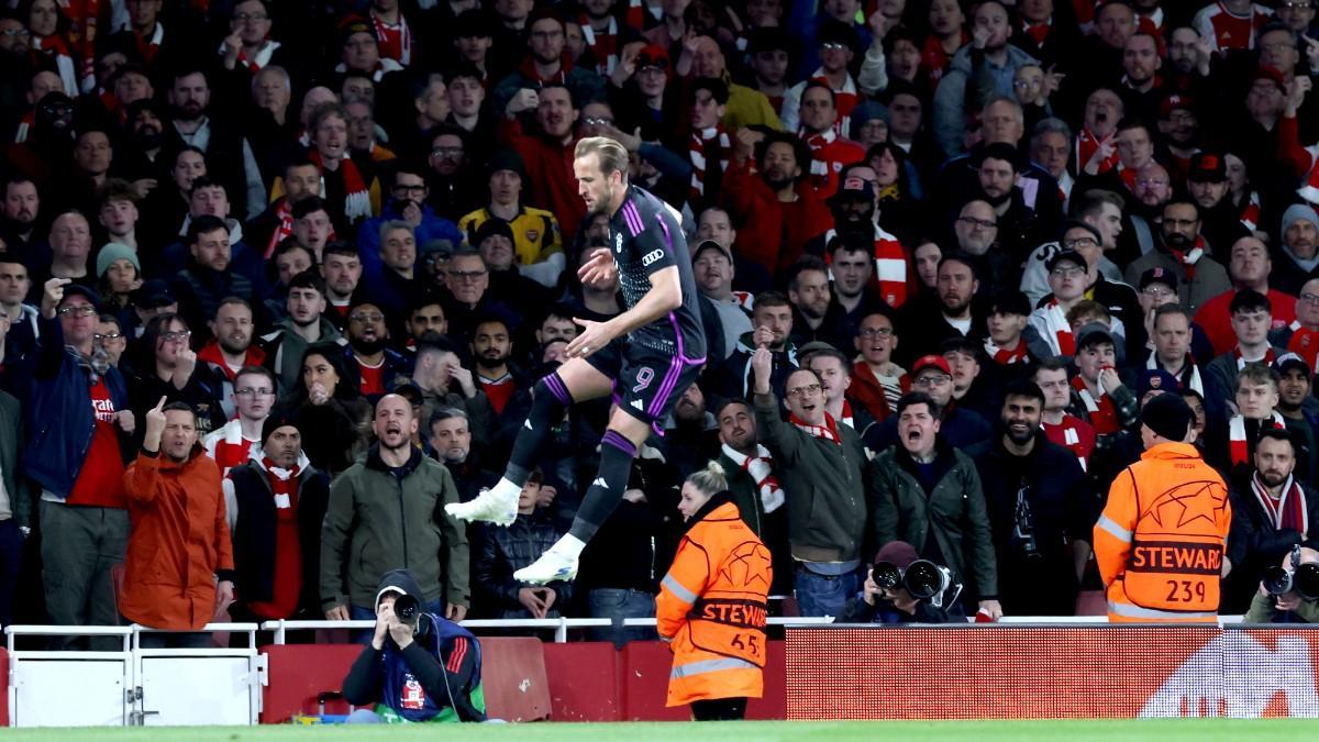 Harry Kane celebra su tanto ante el Arsenal ante un enfurecido Emirates Stadium