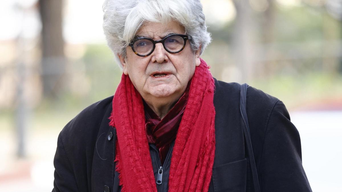 Chema Prado, viudo de Marisa Paredes, a su llegada al Tanatorio de San Isidro, para dar su último adiós a la actriz