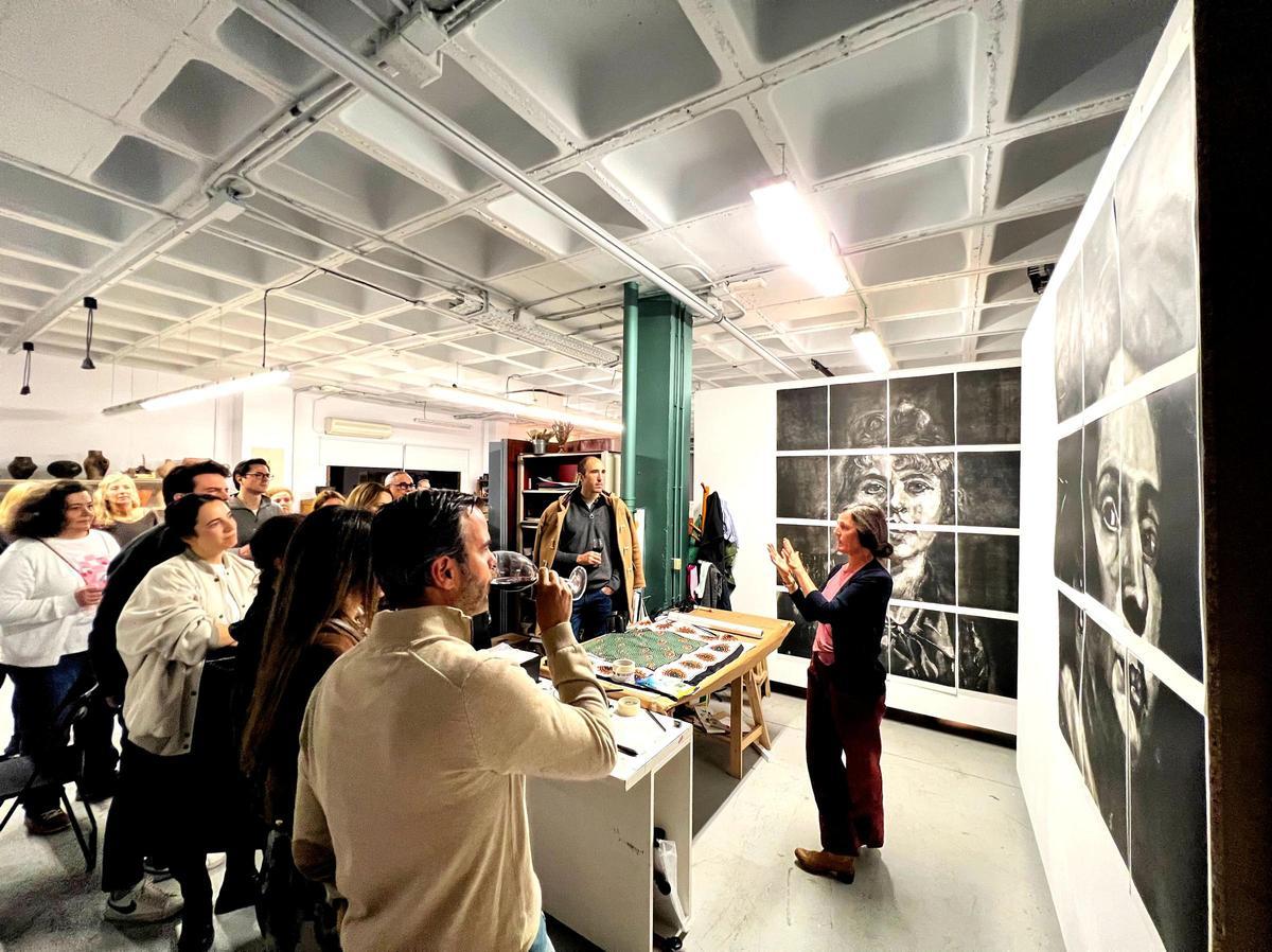 La artista María Gimeno presenta su trabajo a algunos de los asistentes a la inauguración de La Tercera Nave, en noviembre pasado.