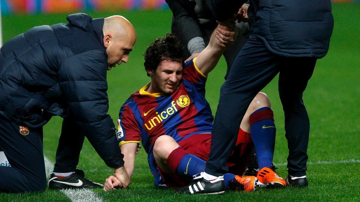 Jaume Munill atiende a Leo Messi
