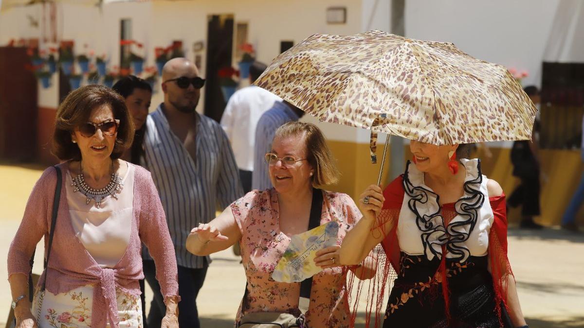 Unas mujeres se cubren con un paraguas en El Arenal.