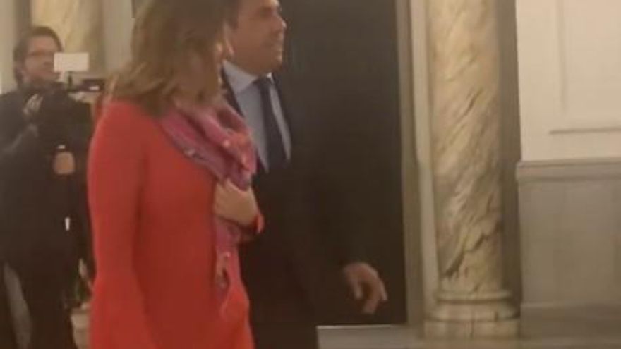Mazón acude al Ayuntamiento de València para ver la cremà.