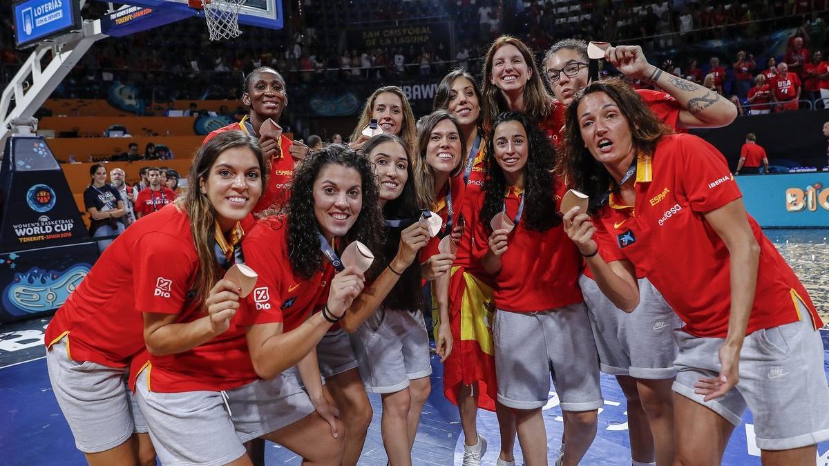 Las jugadoras de la selección muestran la medalla logrrada en Tenerife