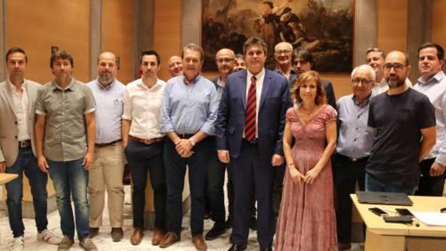 Alcaldes, regidors i representants del consorci i la Diputació, ahir.