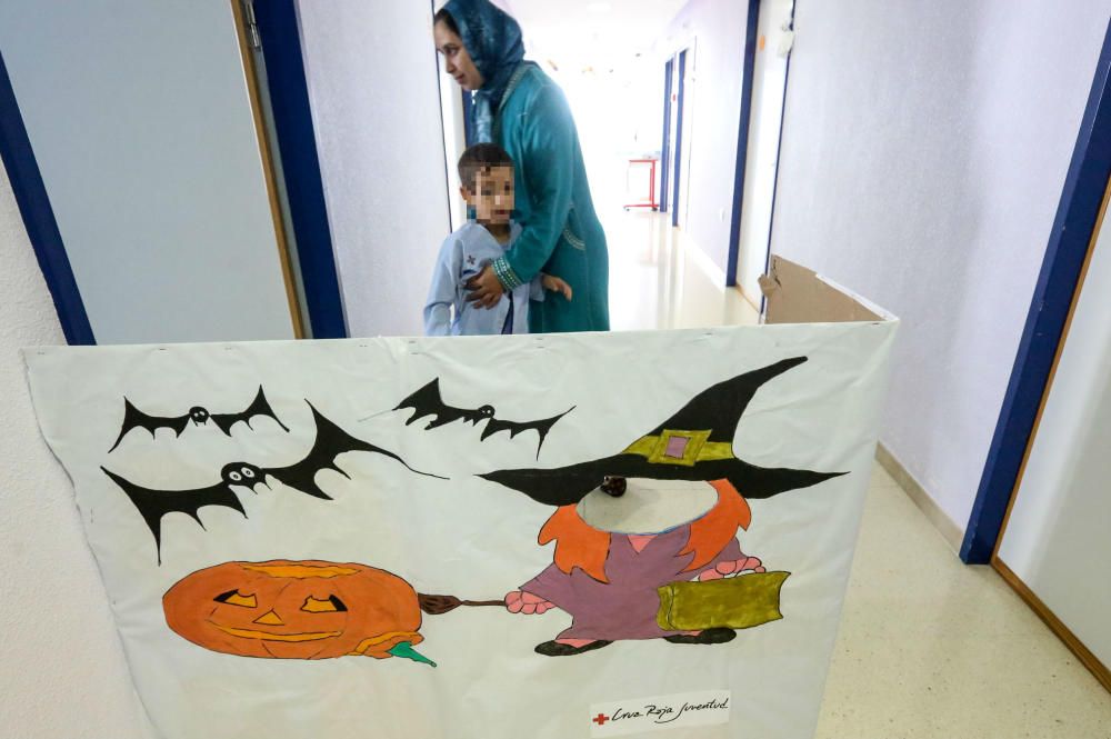 El área de Pediatría del Hospital de la Marina Baixa decora su planta de Halloween