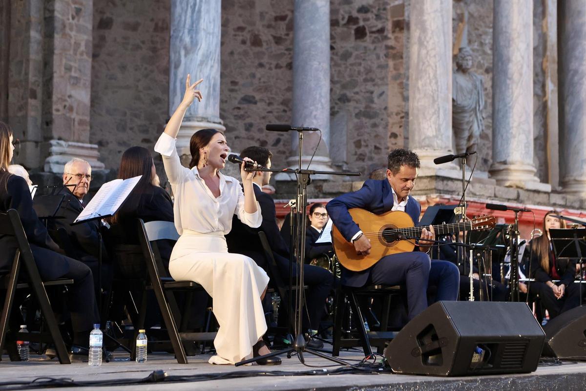 Actuación de la cantaora Celia Romero junto a la Banda Filarmónica de Olivenza.