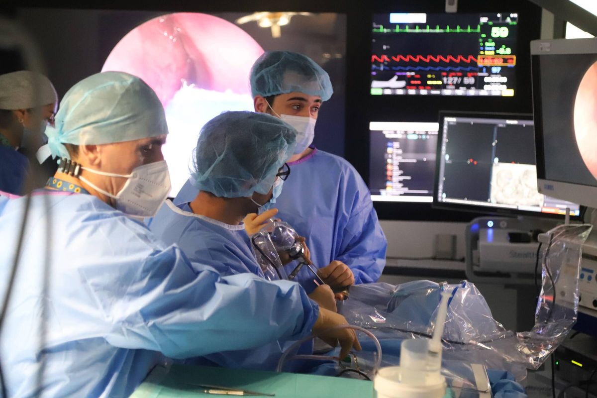 Realización de una operación de un tumor cerebral en el hospital Reina Sofía.