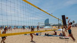 Ambiente de verano en una playa de Barcelona.