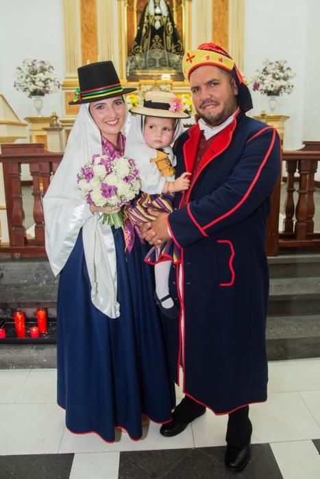 Boda con vestimenta de típicos de Gisela y Aday