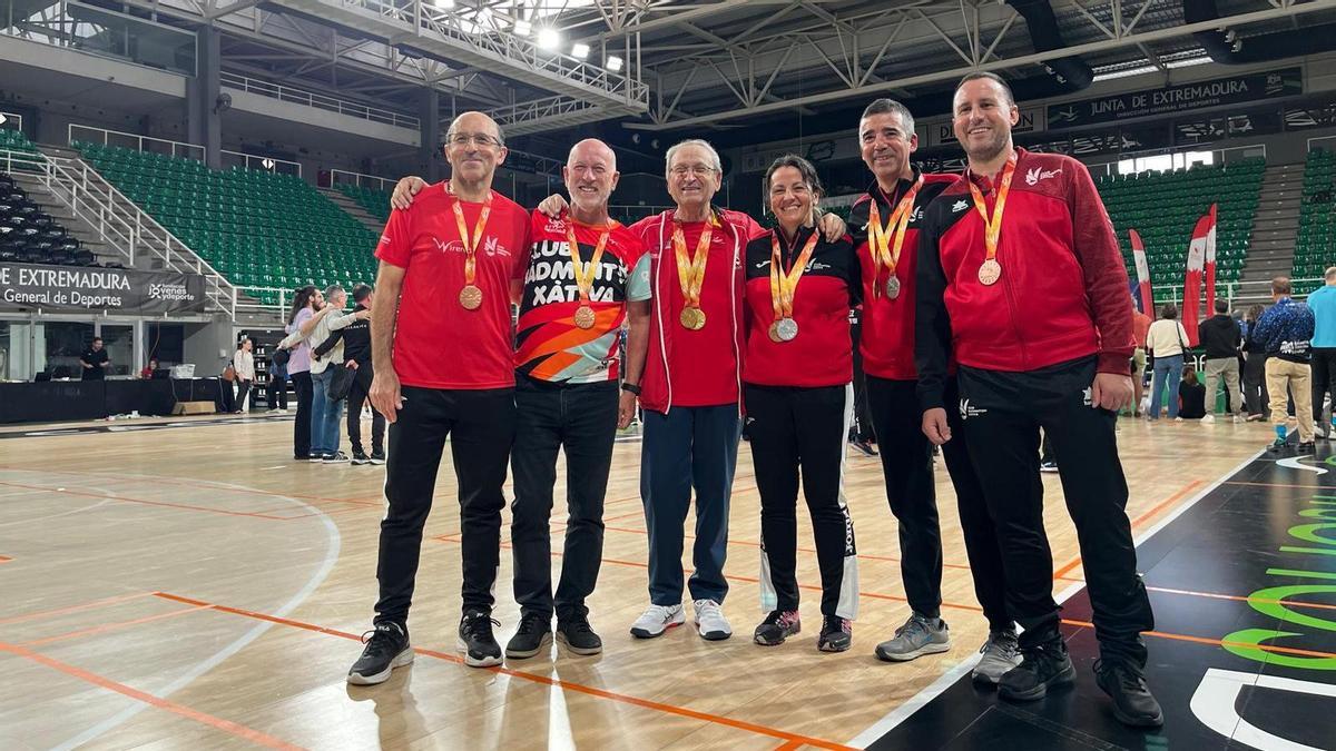 Deportistas del Bádminton Xàtiva en una competición senior.