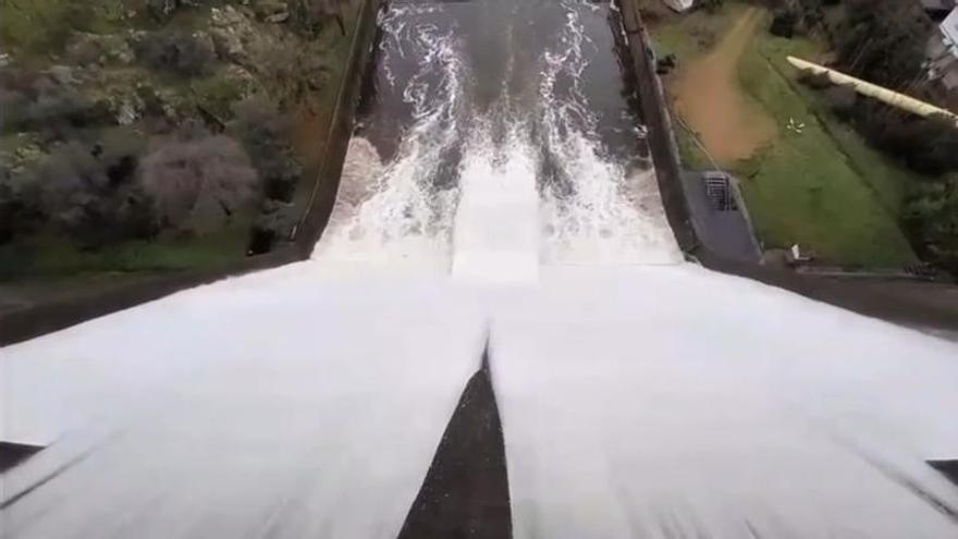 Video | El pantano Peña del Águila en Villar del Rey alivia agua