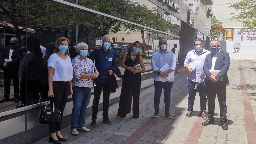 El consejero José Antonio Valbuena junto a los representantes de Acinte. Aceilas y Educando antes de dar inicio a la reunión.