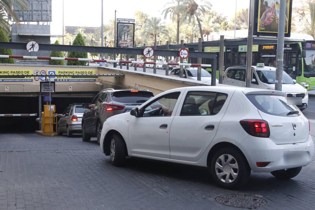 Varios coches acceden al parking de La Victoria, en Córdoba.