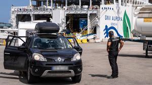 Pasajeros desembarcan de un ferry de la compañía italiana GNV en el puerto de Barcelona.