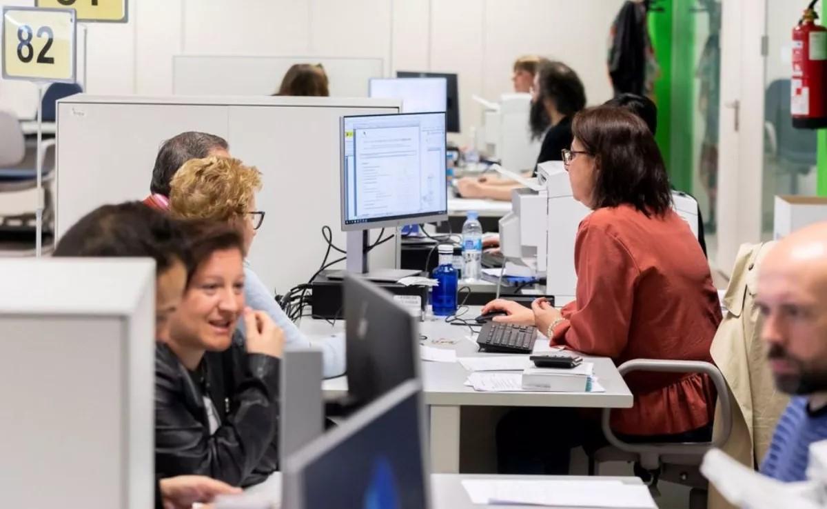 Ciudadanos realizan trámites ante la Administración.