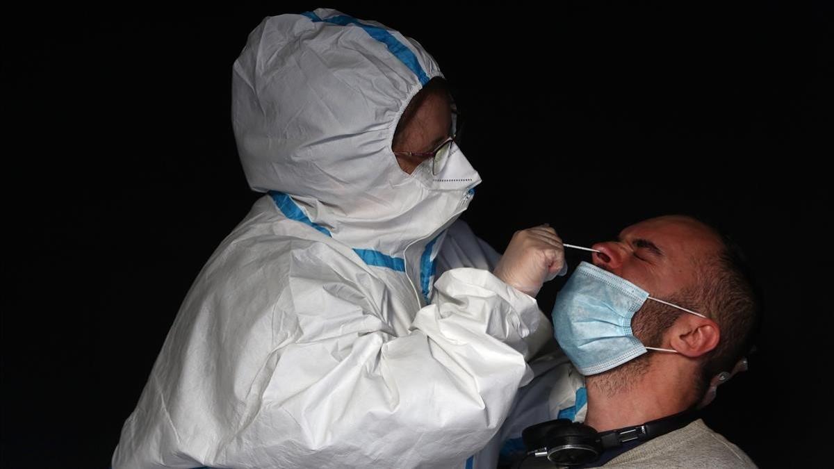 Un sanitario realiza un test de coronavirus en el centro comercial Glòries de Barcelona, el 18 de noviembre del 2020