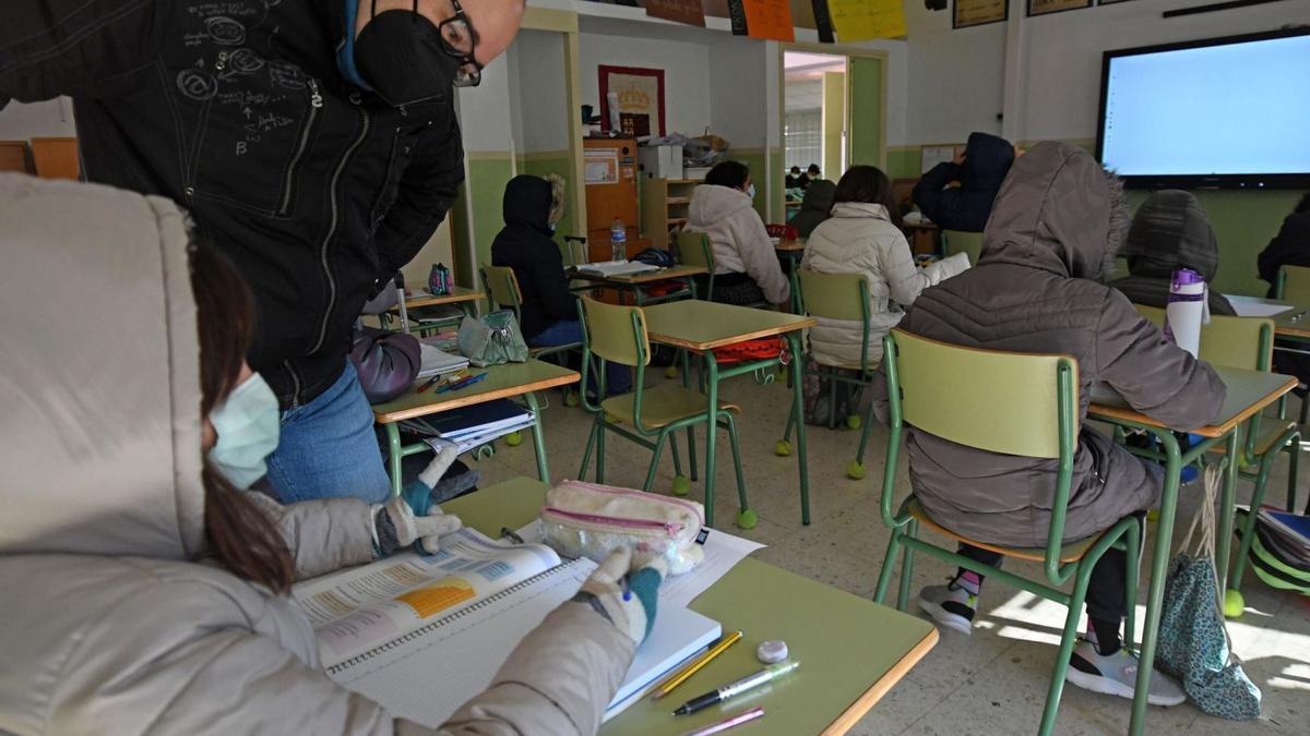 Alumnos y profesor, bien abrigados ayer ante la falta de calefacción en el colegio Santiago el Mayor de Murcia.