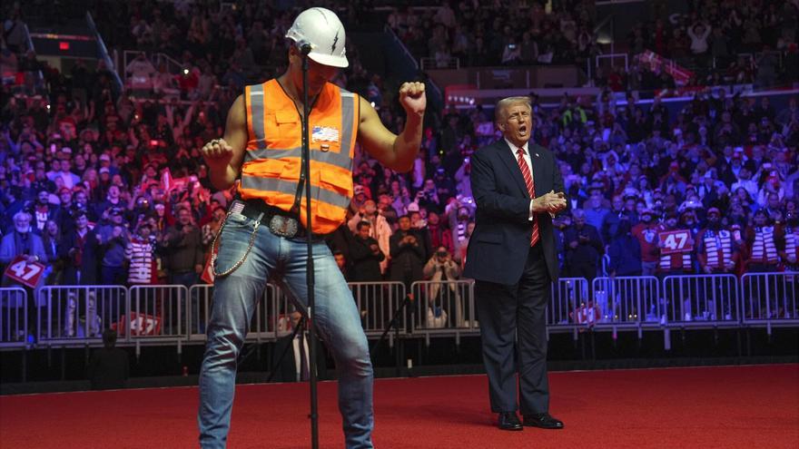 President-elect Donald Trump dances with The Village People at a rally ahead of the 60th Presidential Inauguration, Sunday, Jan. 19, 2025, in Washington. (AP Photo/Evan Vucci) Associated Press/LaPresse. EDITORIAL USE ONLY/ONLY ITALY AND SPAIN